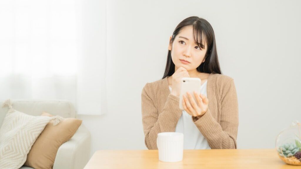 考える女性